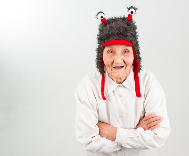 Foto nonna in cappello divertente