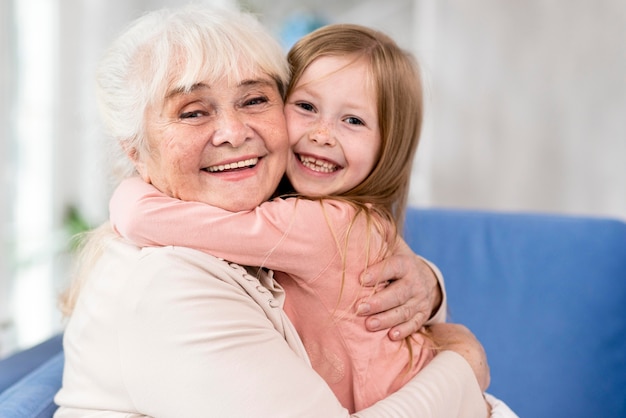 Nonna che abbraccia la ragazza