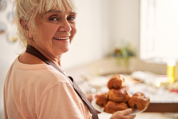 Nonna in posa con i suoi prodotti speciali fatti in casa