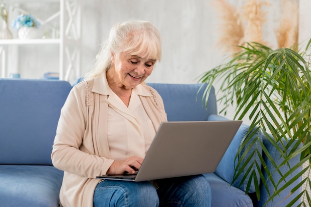 Photo grandma using laptop