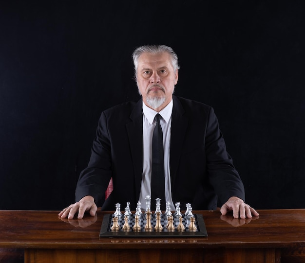 гроссмейстер в костюме играет в шахматы