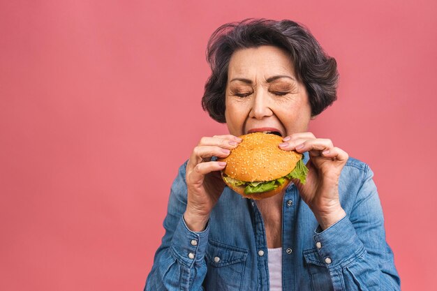 사진 할머니는 맛있는 햄버거 테이크 아웃을 즐깁니다.