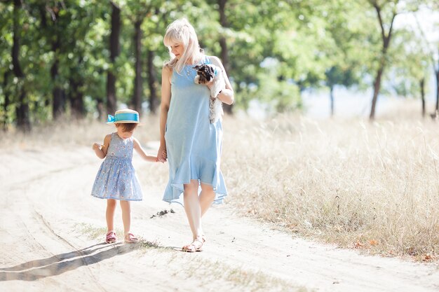 Photo grandmother and granddaughter posing outdoor