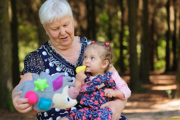 Photo grandmother and granddaughter walk in the park