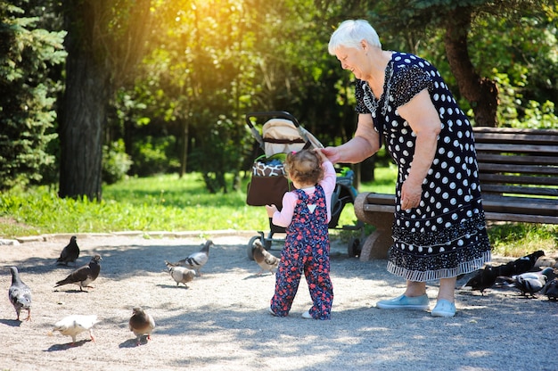 Nonna e nipote camminano nel parco