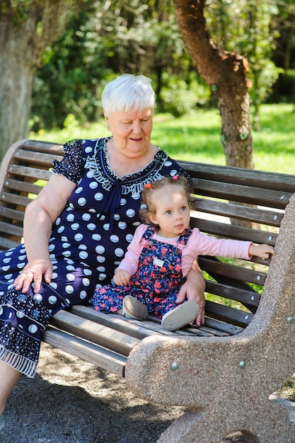 Бабушка и внучка гуляют в парке