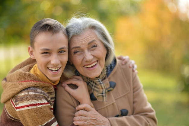 Photo grandmother and grandson smiling in park