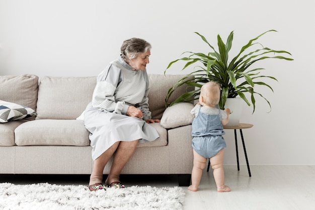 Photo grandmother happy to spend time with family