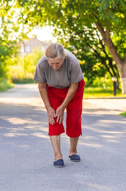 Photo grandmother hurts her knee on the road selective focus