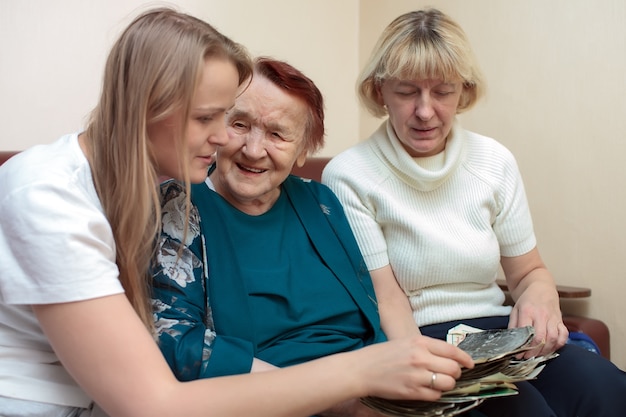 Photo grandmother, mom and daughter bonding