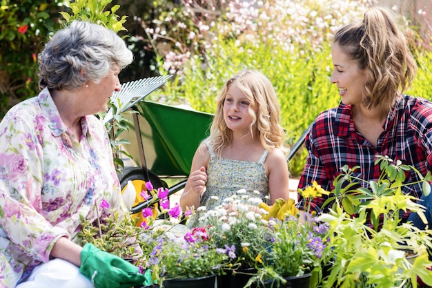 Photo grandmother, mother and daughter gardening together