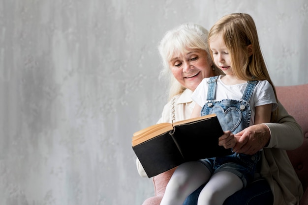 Фото Бабушка читает для маленькой девочки