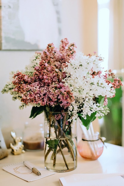 祖母の好きな花。ライラック。テーブルの上の静物。作業環境