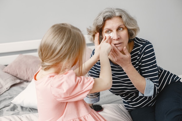 La nonna trascorre del tempo con sua nipote in camera da letto