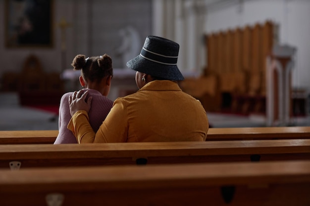 Photo grandmother visiting church with her granddaughter