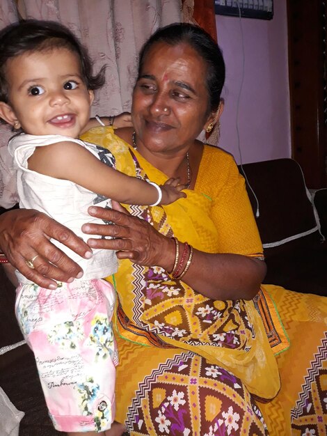 Foto nonna con la nipote a casa