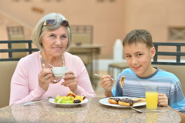 Nonna con nipote a colazione in tavola