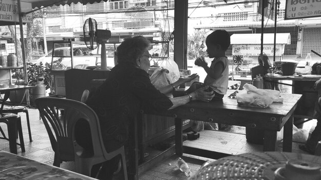 Photo grandmother with grandson in cafe