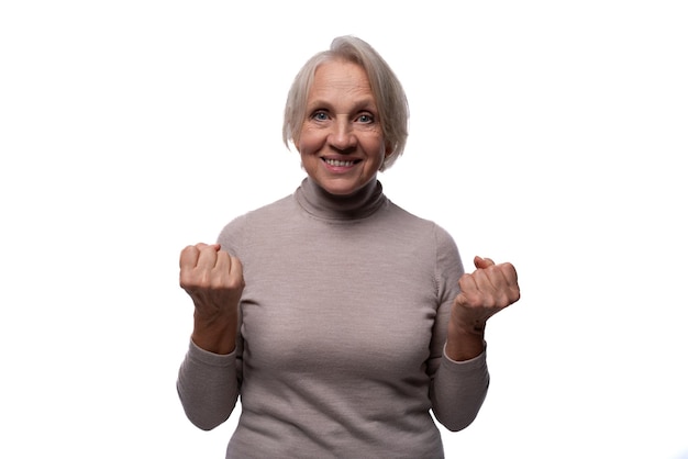 Foto la nonna con i capelli grigi sperimenta la felicità sullo sfondo dello spazio di copia