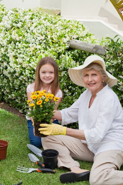 정원에서 일하는 그녀의 손녀와 할머니