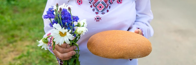 Foto nonna con il pane ucraino nelle mani focalizzazione selettiva