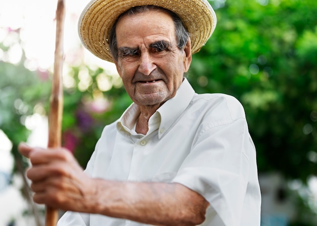 Foto il nonno trascorre del tempo in campagna