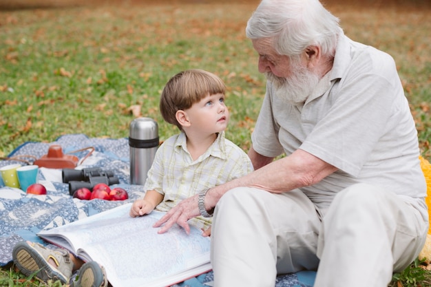 Nonno che racconta storie a nipote