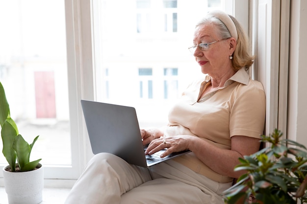 Foto nonno che impara a usare il dispositivo digitale