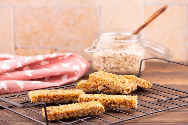 Granen mueslireep met noten op een houten tafel gezonde zoete dessert snack