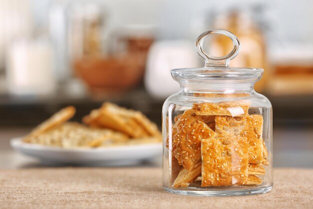 Granenkoekjes in pot op tafel