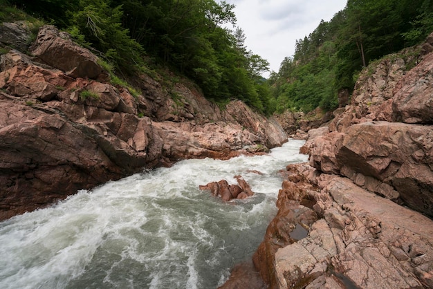 Granietcanion van de Belaya-rivier Khamyshki Republiek Adygea, Rusland