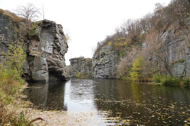 Granieten rotsen van Bukski Canyon met de Girskyi Tikych rivier Schilderachtig landschap en prachtige plek in Oekraïne