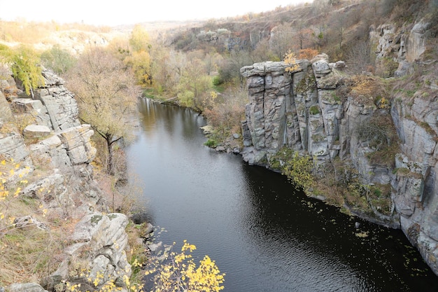 Granieten rotsen van Bukski Canyon met de Girskyi Tikych rivier Schilderachtig landschap en prachtige plek in Oekraïne