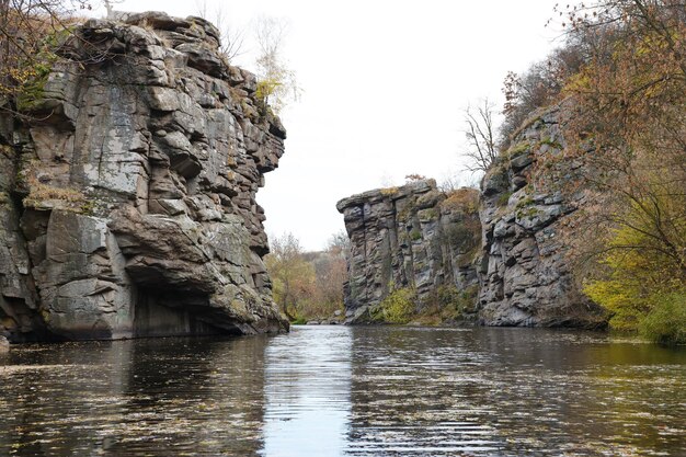 Granieten rotsen van Bukski Canyon met de Girskyi Tikych rivier Schilderachtig landschap en prachtige plek in Oekraïne