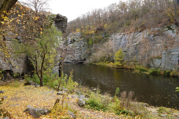 Granieten rotsen van Bukski Canyon met de Girskyi Tikych rivier Schilderachtig landschap en prachtige plek in Oekraïne