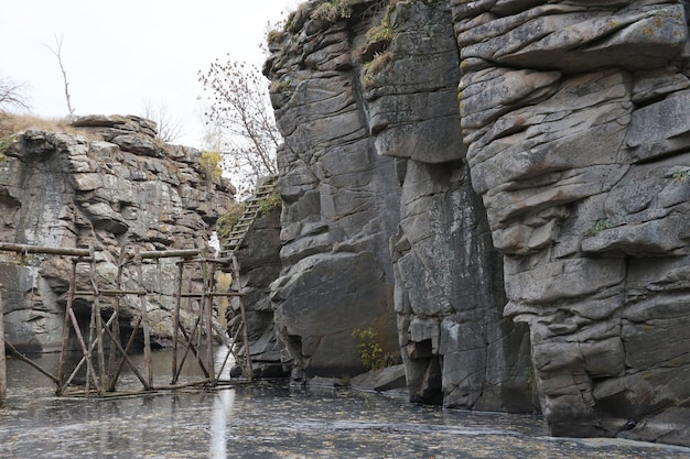 Granieten rotsen van Bukski Canyon met de Girskyi Tikych rivier Schilderachtig landschap en prachtige plek in Oekraïne