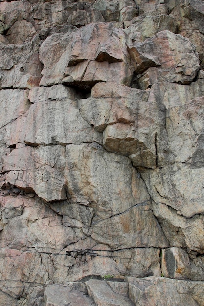 Rocce granitiche con faglie distruzione di parete granitica