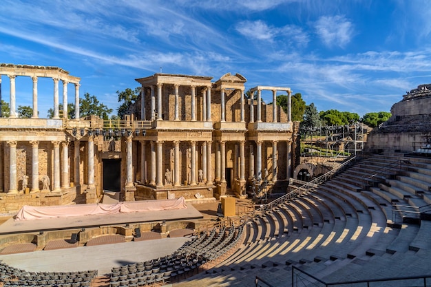 Photo granite stands and part of the stage of the roman theater of merida with the scaffolding spotlights