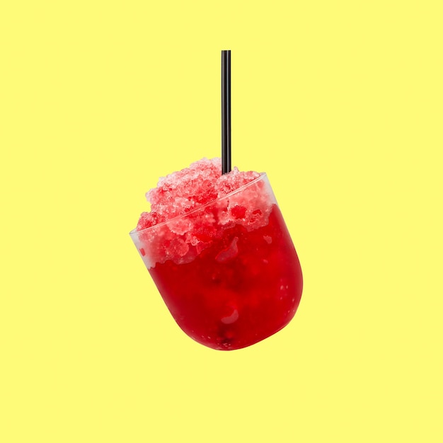 Granizado o ghiaccio tritato con succo di frutta red slush drink isolato su sfondo giallo