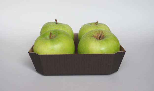 Granny Smith appel fruit eten in kartonnen mand