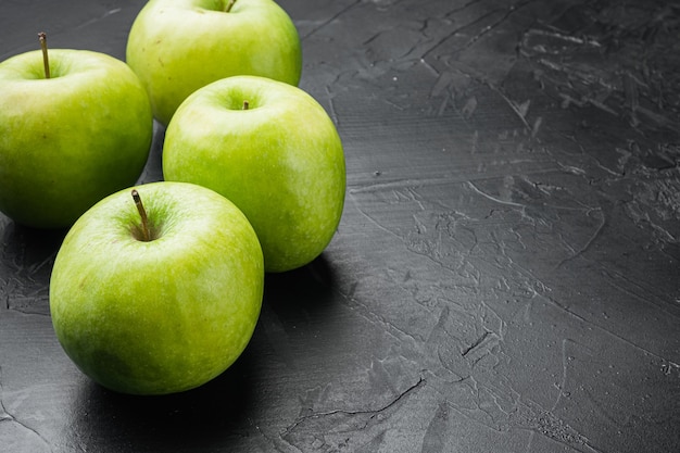 Granny smith appel set, op zwarte donkere stenen tafel achtergrond, met kopie ruimte voor tekst