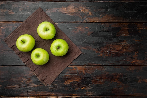 Mela granny smith su vecchio sfondo rustico scuro tavolo vista dall'alto piatto con copia spazio per il testo