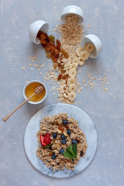 Granola-amandelen rozijnen melkhoning en bosbessen