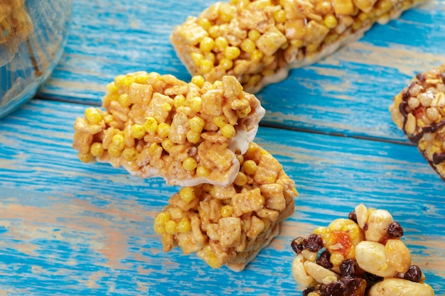 Photo granola bar on wooden background