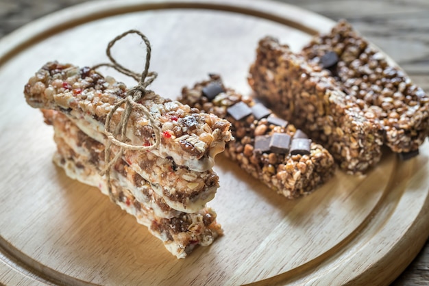 Barrette di muesli con frutti di bosco secchi e cioccolato