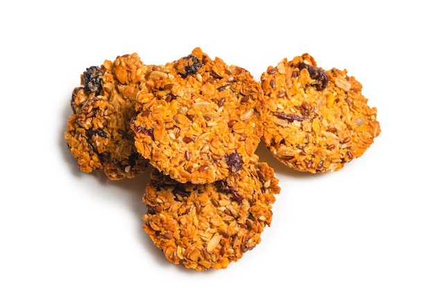 Granola cookies geïsoleerd op een witte achtergrond.