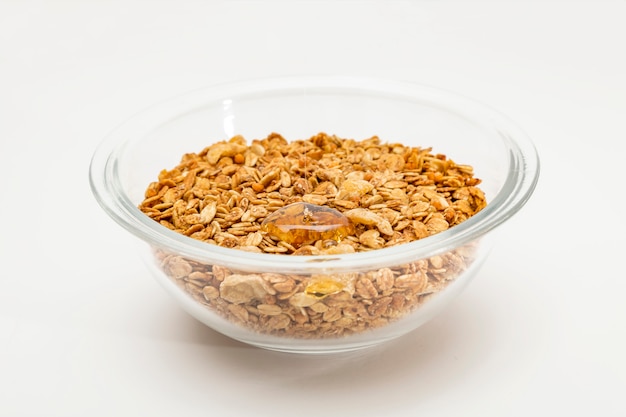 Granola granen geïsoleerd op een witte ondergrond