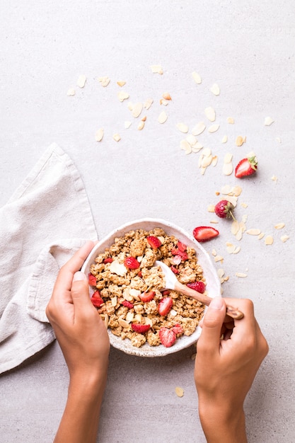 Granola-granen met aardbeien