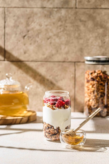 Granola in een glas met yoghurt