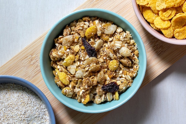 Granola in een kom maisgranen en havermout aan de zijkanten Bovenaanzicht